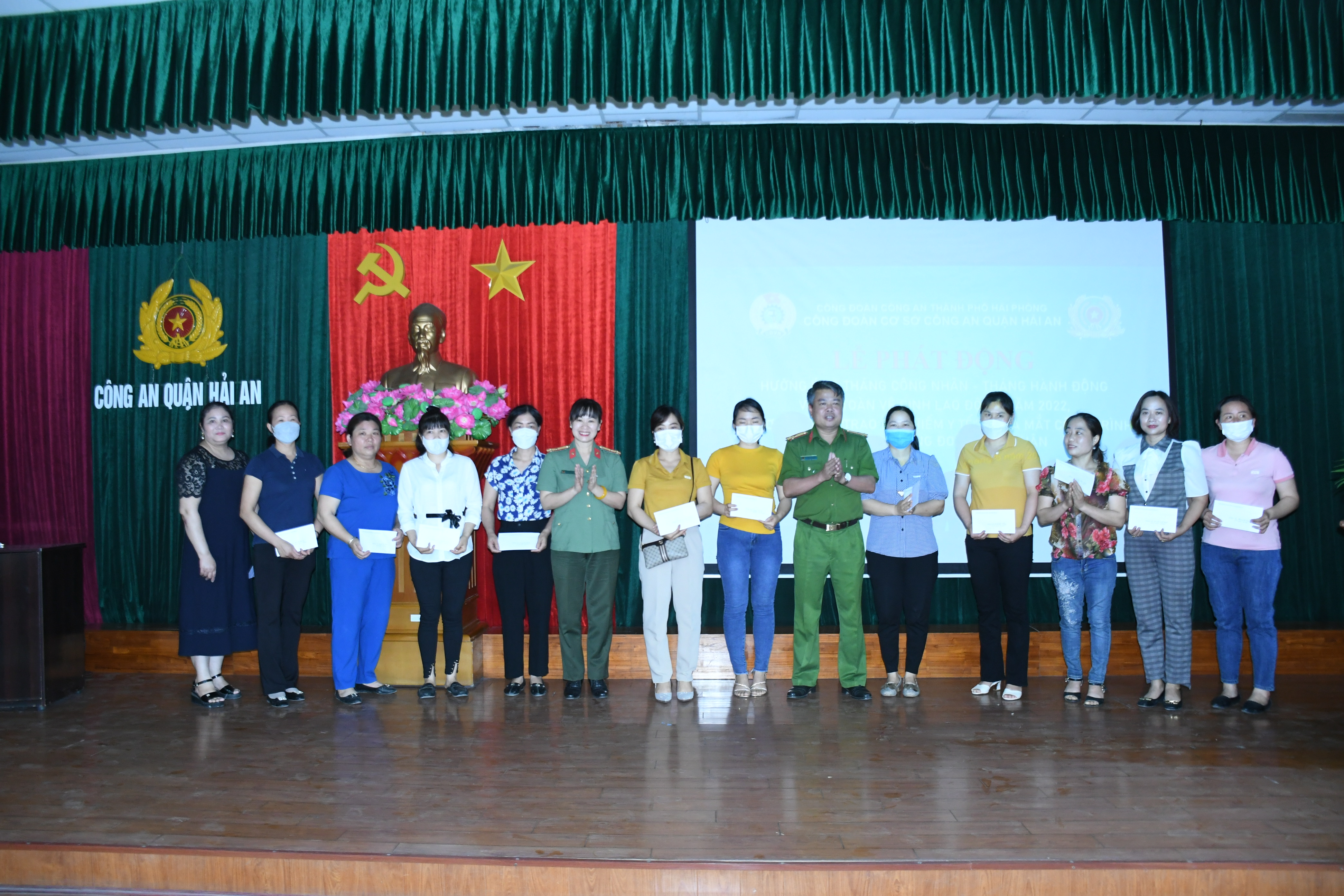 Công đoàn Công an quận Hải An: Trao 28 bảo hiểm nhân dịp phát động tháng Công nhân năm 2022